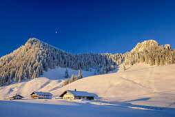 Verschneite Almgebäude mit Heuberg im Hintergrund, Heuberg, Chiemgauer Alpen, Chiemgau, Oberbayern, Bayern, Deutschland