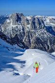 Frau auf Skitour steigt zur Hochfeldscharte auf, Reiteralm im Hintergrund, Sittersbachtal, Hochfeldscharte, Nationalpark Berchtesgaden, Berchtesgadener Alpen, Oberbayern, Bayern, Deutschland