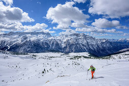 Frau auf Skitour steigt zur Forca del Palone auf, Kaninzug im Hintergrund, Forca del Palone, Julische Alpen, Friaul, Italien