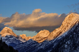 Alpenglühen an der Mangart-Gruppe mit Mangart, Jalovec und Jerebica, Julische Alpen, Friaul, Italien