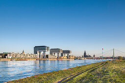 Blick über Rhein zum Rheinauhafen mit Kranhäusern, Dom, Köln, Nordrhein-Westfalen, Deutschland