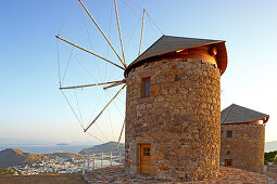 Windmühlen, Chora, Blick auf Skala, Patmos, Dodekanese, Griechenland