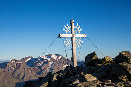 Gipfelkreuz auf der Knotenspitze, Stubaier Alpen, Stubaital, Tirol, Österreich, Europa