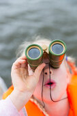 Mädchen mit Fernglas, auf dem See, Hausboottour, Hausboot auf der Kleinen Müritz, Kleinseenplatte, südlich der Müritz, MR, Vipperow, Mecklenburgische Seenplatte, Mecklenburgische Seen, Mecklenburg-Vorpommern, Deutschland, Europa