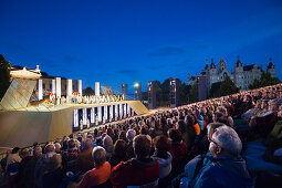 Mecklenburgisches Staatstheater, Aufführung AIDA, Schlossfestspiele, vor der beeindruckenden Kulisse des Schweriner Schlosses, Oper, Publikum, Dämmerung, Landeshauptstadt, Schwerin, Mecklenburgische Seen, Mecklenburgisches Seenland, Schwerin, Mecklenburg-