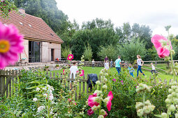 Urlaub auf dem Bauernhof, Landleben, Bauernkate Klein Thurow, Garten, Zaun, Kinder spielen auf der Wiese, Biosphärenreservat Schaalsee, Westmecklenburg, Mecklenburgische Seenplatte, Mecklenburgische Seen, Klein Thurow, Mecklenburg-Vorpommern, Deutschland,