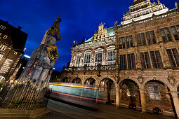 Night trams runs by Bremen Roland statue and the Rathaus, Marktplatz, Bremen, Germany