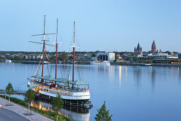 ' View from Mainz-Kastel with tall sailing ship ''Pieter van Aemstel'' over the river Rhine to the old town of Mainz, Wiesbaden, Hesse, Rhineland-Palatinate, Germany, Europe '