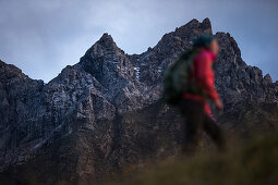 Junge Frau wandert auf den Muttlerkopf in den Alpen