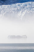 Eisscholle im Nebel vor Gletscher, Seligerbreen, Liefdefjorden