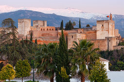 Alhambra, Palast, Festungsanlage, Palastburg, maurische Architektur, UNESCO Welterbe, Sierra Nevada mit Schnee, Granada, Andalusien, Spanien, Europa