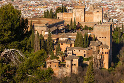 Alhambra, Palast, Festungsanlage, Palastburb, und Generalife, Gartenanlage, UNESCO Welterbe, Sierra Nevada mit Schnee, Granada, Andalusien, Spanien, Europa