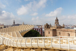 Metropol Parasol, Aussichtsplattform, Plaza de la Encarnación, moderne Architektur, Architekt Jürgen Mayer Hermann, Blick auf die Altstadt mit Kathedrale, Sevilla, Andalusien, Spanien, Europa