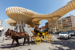 Horse carriage at Metropol Parasol, viewing platform, Plaza de la Encarnacion, modern architecture, architect Juergen Mayer Hermann, view to the old town with the cathedral, Seville, Andalucia, Spain, Europe