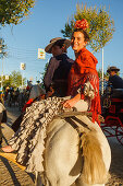 reitendes Paar, Pferd, Feria de Abril, Frühlingsfest, Sevilla, Andalusien, Spanien, Europa