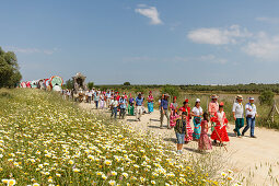 blühende Wiese, Frühling, El Rocio, Wallfahrt nach El Rocio, Fest, Pfingsten, Provinz Huelva, Provinz Sevilla, Andalusien, Spanien, Europa