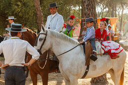 Kinder reiten ein Pferd, El Rocio, Wallfahrt nach El Rocio, Fest, Pfingsten, Provinz Huelva, Provinz Sevilla, Andalusien, Spanien, Europa