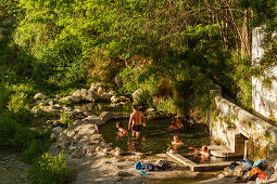 badende Menschen, heiße Quelle, Balneario, Thermalbad, Bassin, Alhama de Granada, Provinz Granada, Andalusien, Spanien, Europa