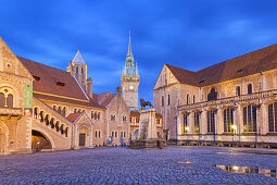 Burg Dankwardrode, Rathausturm und Dom St. Blasii am Burgplatz in Braunschweig, Niedersachsen, Norddeutschland, Deutschland, Europa