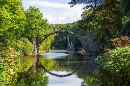 Rakotzbrücke über den Rakotzsee im Rhododendronpark Kromlau, Sachsen, Deutschland, Europa