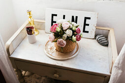 Beistelltisch mit Rosen im Vintage Stil, Casa Rosalie, Colle San Bartolomeo, Ligurien, Italien, Europa