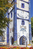 Blick von der Straße auf Hundertwasserkirche in Bärnbach, Steiermark, Österreich, Europa