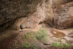 Wanderin läuft an Wasserfall vorbei Richtung Ofenloch, Kanton St. Gallen, Schweiz, Europa