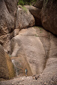 Wanderin schaut hoch zum Wasserfall beim Ofenloch, Kanton St. Gallen, Schweiz, Europa