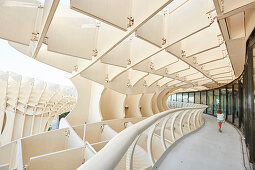 Kinder auf der Aussichtsplattform des Metropol Parasol , Sevilla, Andalusien, Spanien, Europa