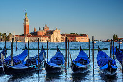 San Giorgio Maggiore mit Gondeln im Vordergrund, Venedig, UNESCO Weltkulturerbe Venedig, Venetien, Italien