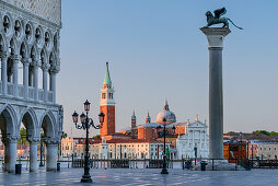 Dogenpalast mit San Giorgio Maggiore im Hintergrund, Markusplatz, Venedig, UNESCO Weltkulturerbe Venedig, Venetien, Italien