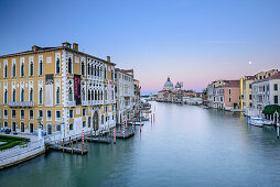 Canale Grande mit Palazzo Cavalli-Franchetti und Santa Maria della Salute, Venedig, UNESCO Weltkulturerbe Venedig, Venetien, Italien