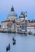 Canale Grande mit Gondoliere vor Santa Maria della Salute, Venedig, UNESCO Weltkulturerbe Venedig, Venetien, Italien