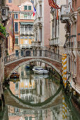 Fußgängerbrücke führt über Kanal, Venedig, UNESCO Weltkulturerbe Venedig, Venetien, Italien