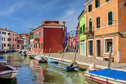 Kanal mit bunten Häusern und Booten, Burano, bei Venedig, UNESCO Weltkulturerbe Venedig, Venetien, Italien
