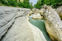 Bach fließt durch Canyon, Rio Orta, Ortaschlucht, San Tomaso, Majella, Abruzzen, Italien