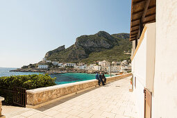 Promenaden Straße im Hafen von Levanzo mit den weißen Gebäude in der Hafenstadt, Ägadischen Inseln, Trapani, Sizilien, Italien, Europa