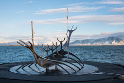 “Sólfar” (Sonnenreisender) von Jón Gunnar Árnason (Jon Gunnar Arnason), die Skulptur eines Wikingerschiffs aus Stahl steht direkt am Meer, Reykjavik, Island, Iceland, Europa