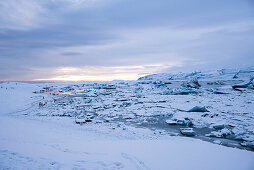 Winterliche Landschaft am Gletscher Jökulsárlón (Jokulsarlon) im letzten Licht des Tages, Island, Iceland, Europa