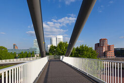 Brücke über den Medienhafen, Blick zum Neuen Zollhof von Frank O. Gehry, Düsseldorf, Nordrhein-Westfalen, Deutschland