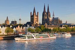 Blick über den Rhein auf die Altstadt mit Rathausturm, Kirche Groß St. Martin und Dom, Köln, Nordrhein-Westfalen, Deutschland
