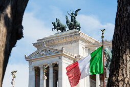 Das Monument Monumento a Vittorio Emanuele II mit wehender Nationalflagge, Rom, Latium, Italien