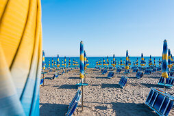 Sonnenschirme am leeren Sandstrand, Vietri sul Mare, Amalfiküste, Kampanien, Italien