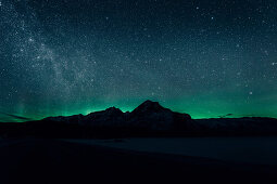 Nachthimmel über dem Lake Minnewanka, Banff Town, Bow Tal, Banff National Park, Alberta, Kanada, Nordamerika