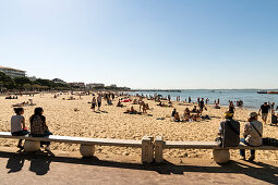 'Strandpromenade mit vielen Menschen am Strand ''Plage Thiers'', Arcachon, Gironde, Nouvelle-Aquitaine, Frankreich, Europa'