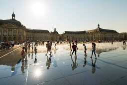 Der Wasserspiegel (Miroir d'eau) vor dem Place de la Bourse mit spielenden Kindern, Bordeaux, Gironde, Nouvelle-Aquitaine, Frankreich, Europa