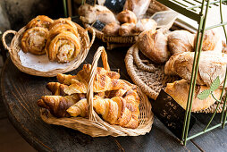 Backwaren Auslage in einer französischen Bäckerei, Bordeaux, Gironde, Nouvelle-Aquitaine, Frankreich, Europa