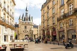 Place du Palais mit Restaurants und Blick auf das Stadttor Porte Cailhau, Bordeaux, Gironde, Nouvelle-Aquitaine, Frankreich, Europa