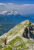 Frau beim Wandern steigt von Soiernspitze ab, Reißende Lahnspitze und Wetterstein mit Zugspitze im Hintergrund, Soiernspitze, Karwendel, Oberbayern, Bayern, Deutschland