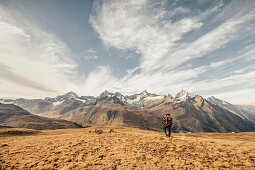 Mann fotografiert die Landschaft um das Matterhorn, Wallis, Schweiz, Europa